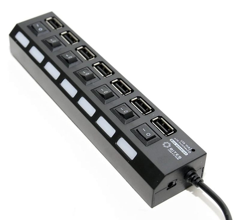 Фото-1 USB-хаб 5bites HB27-203PBK, общий вид под углом: длинный чёрный корпус с семью портами USB 2.0, рядом с каждым расположен отдельный чёрный переключатель, на боковой грани видны световые окна-индикаторы и вход питания; изображение показывает компоновку портов и выключателей для страницы о USB-концентраторе.