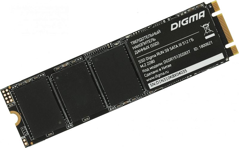 Фото-1 SSD Digma Run S9 M.2 2280 512GB, верхняя сторона платы под углом; видны четыре микросхемы памяти, сервисная наклейка с моделью и золотистый M.2-разъём справа, слева расположен монтажный вырез; чёрная плата на белом фоне, фото важно для страницы товара, чтобы показать компоновку компонентов модуля M.2.