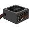 Фото-2 Блок питания AeroCool KCAS Plus 800W, вид с противоположной стороны под углом: чёрный корпус, сверху решётка вентилятора, сбоку видна техническая наклейка с таблицей характеристик, слева выходит несъёмный жгут кабелей в оплётке; изображение помогает увидеть кабельный вывод и информационную панель блока для ПК.