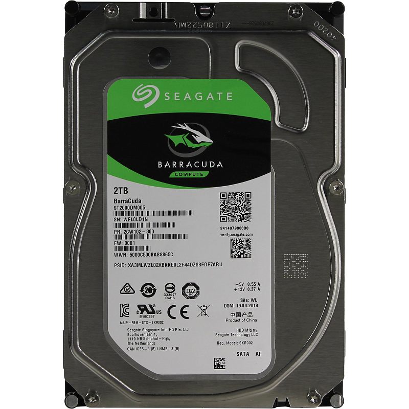 Фото-1 Жёсткий диск Seagate BarraCuda ST2000DM005, вид сверху; зелёно‑чёрная этикетка BarraCuda с «2TB», два QR‑кода и штрих‑коды, тёмно‑серый металлический корпус и винты по углам; важно для идентификации модели на странице товара.