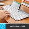 Фото-4 Клавиатура Logitech K580 920-009209, левый профиль: тонкий белый корпус с плавным подъёмом к задней части, низкопрофильные клавиши и серая верхняя планка; изображение на светлом фоне для карточки товара, показывает боковой силуэт и высоту корпуса.