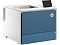 Фото-2 Принтер HP Color LaserJet Enterprise 6701dn A4, вид спереди слева под углом; показаны синяя фронтальная панель, белые боковины, верхний выходной отсек и сенсорный экран на верхней панели; изображение важно для страницы товара, чтобы оценить форму корпуса и расположение органов управления.