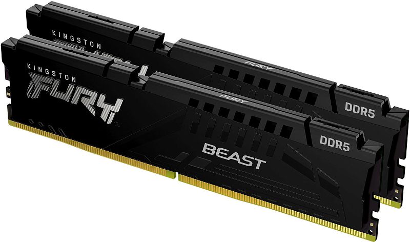 Фото-1 Комплект памяти Kingston FURY Beast Black 32GB KF556C40BBK2/32, вид спереди: два модуля DIMM DDR5 расположены один перед другим. Видны чёрные радиаторы, надписи FURY и BEAST и золотистые контакты. Фото показывает лицевую сторону комплекта из 2 модулей для страницы товара.