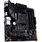Фото-4 Материнская плата ASUS TUF GAMING B550M-PLUS, вид под углом сверху слева; видны кожух интерфейсной панели, радиаторы чёрного цвета, четыре DIMM-слота и нижние разъёмы платы, изображение помогает оценить высоту и расположение элементов.
