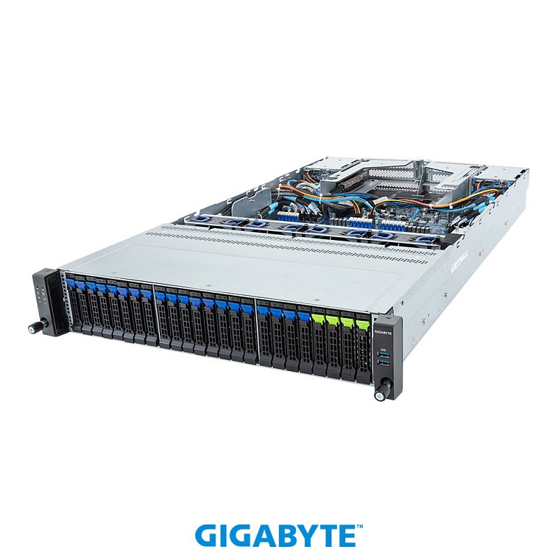 Фото-1 Серверная платформа Gigabyte R283-Z96 ACE2, вид спереди слева с приоткрытым верхом; 2U шасси с 24 корзинами 2,5 дюйма, синими и зелёными защёлками на лотках, правой сервисной стойкой с USB-портами; фото показывает конфигурацию лицевой панели и внутреннюю компоновку платформы.