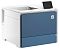 Фото-2 Цветной лазерный принтер HP Color LaserJet Enterprise 5700dn, ракурс спереди слева: видны синие фронтальные панели, боковые секции корпуса и верхний сенсорный дисплей; бело-синяя цветовая схема на светлом фоне, чтобы показать габариты и выступ дисплея на верхней части.