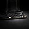 Фото-6 Комплект памяти ADATA XPG Lancer Blade AX5U6000C3616G-DTLABBK, демонстрация установленной планки крупным планом на тёмном фоне. Видна лицевая сторона радиатора, диагональный рельеф и часть слота материнской платы. Чёрный цвет. Изображение помогает понять, как модуль выглядит в собранной системе.