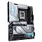 Фото-3 Материнская плата GIGABYTE Z890 GAMING X WIFI7 &mdash; ракурс под углом; показаны кожух задней панели с подсветкой, сокет LGA1851 и 4 слота DDR5, серебристые радиаторы и зоны M.2; на белом фоне, чтобы на странице товара показать профиль платы и размещение элементов.