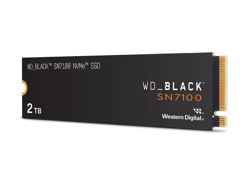 Фото-1 SSD WD_BLACK SN7100 WDS200T4X0E, фронтальный вид M.2 2280 2 TB на светлом фоне; показаны чёрная лицевая наклейка, бело-оранжевая маркировка SN7100 и контактный край справа. Полезно для страницы, потому что показывает внешний вид версии на 2 TB и читаемое обозначение модели.