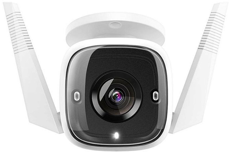 Фото-1 Камера видеонаблюдения TP-Link TC65 — фронтальный вид; чёрная лицевая панель с объективом по центру и двумя боковыми элементами, белый корпус и две белые антенны по сторонам; на белом фоне для показа внешнего вида и расположения антенн.