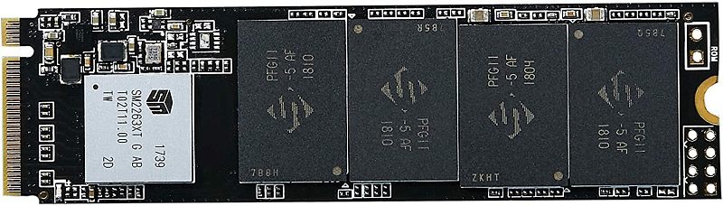 Фото-1 SSD KingSpec NE 1TB, вид обратной стороны модуля M.2 2280; чёрная печатная плата, слева контроллер с белой сервисной наклейкой, по центру и справа четыре микросхемы памяти, справа крепёжное отверстие и площадка контактов. Изображение показывает компоновку элементов на плате для страницы товара.