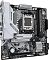 Фото-3 Материнская плата Gigabyte B850M FORCE WIFI6E &mdash; вид под углом со стороны задней панели: белый кожух FORCE слева, сокет AM5 и радиатор M.2 по центру, слоты DDR5 справа; помогает оценить высоту кожуха и радиаторов в корпусе.