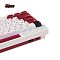 Фото-8 Механическая клавиатура Royal Kludge M65, крупный план правой боковой части. На фото видны белый корпус, красная боковая вставка, ряд круглых функциональных кнопок сверху, разъём USB‑C и дополнительный прямоугольный порт на боковой панели. Изображение показывает интерфейсы и элементы управления для страницы товара.