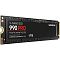 Фото-2 SSD Samsung 990 PRO MZ-V9P1T0B/AM, вид под углом спереди; показаны наклейка 990 PRO, отверстие под крепёж слева и контактный край M.2 справа. Полезно для страницы, потому что помогает рассмотреть компоновку платы и разъём.