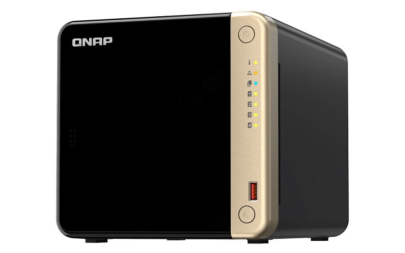 Фото-1 NAS QNAP TS-464 — вид спереди под углом: чёрная глянцевая лицевая панель, вертикальная золотистая вставка с кнопкой питания, индикаторами 1–4 и фронтальным красным USB; важно для ориентации по индикации и доступу к порту на передней панели.