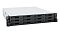 Фото-3 Сетевое хранилище Synology RackStation RS2423, вид спереди под углом слева: 12 фронтальных отсеков дисков и левый модуль управления/индикации на стойочном «ухе». Фото важно для страницы — показывает расположение панели статуса относительно лотков.