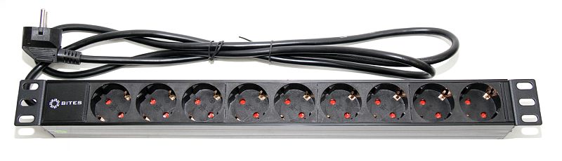 Фото-1 Блок розеток 5BITES PDU919P-02 1U, вид сверху: длинная панель с рядом розеток Schuko, слева логотип 5BITES, сверху уложен кабель с евровилкой; чёрный корпус с креплениями 19″, чтобы оценить компоновку и подключение.