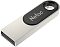 Фото-2 USB-накопитель Netac U278 32 ГБ, вид под углом: серебристый металлический корпус, сверху чёрная глянцевая вставка с логотипом Netac и большим круглым отверстием под кольцо; спереди виден проём USB‑A; на белом фоне, чтобы показать конструкцию корпуса и крепление на странице товара.