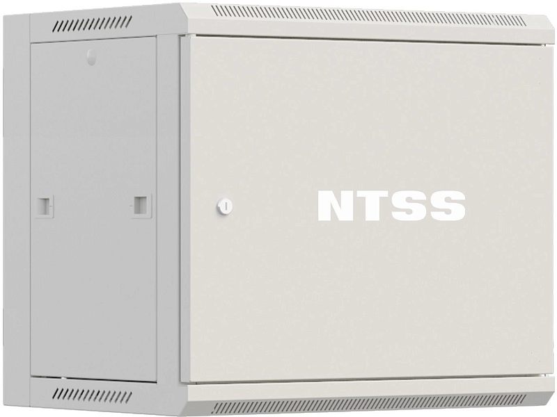 Фото-1 Настенный шкаф NTSS Premium 12U, вид спереди сбоку; серый металлический корпус с глухой передней дверью, боковой съёмной панелью и вентиляционными прорезями по верхнему и нижнему краю; изображение показывает общий вид настенного шкафа для сетевого оборудования.