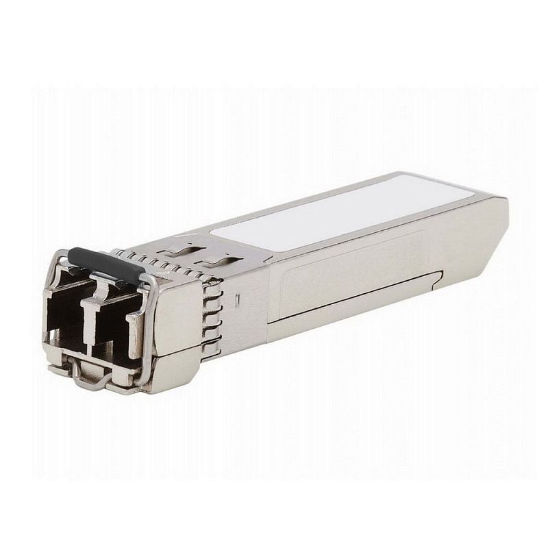 Фото-1 Трансивер Cisco DS-SFP-FC16G-LW (SFP+), крупный план спереди-сбоку: оптический разъём без заглушки, чёрная скоба/фиксатор у передней части, металлический корпус с пазами и защёлкой. Серебристый корпус с чёрным элементом, на белом фоне; важно для страницы как визуальная проверка форм-фактора SFP+ и разъёма для подключения оптики.