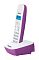Фото-3 DECT-телефон Panasonic KX‑TG1611RU: вид под углом сбоку, трубка в базе; видна фиолетовая боковая поверхность корпуса и форма подставки, синий дисплей и клавиатура; фото на белом фоне уточняет профиль и габариты корпуса на карточке товара.