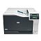 Фото-2 Цветной лазерный принтер HP Color LaserJet Professional CP5225, вид сбоку; в верхнем выходном тракте лежит напечатанный цветной лист, справа панель управления с зелёным экраном и кнопками, внизу дополнительная кассета подачи с маркировкой &laquo;2&raquo;; корпус тёмно‑серый и белый на белом фоне &mdash; демонстрирует работу выхода бумаги и модуль лотка в карточке товара.