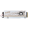 Фото-4 SSD XPG MARS 980 PRO 1 ТБ M.2 2280 PCIe 5.0 NVMe, вид справа под углом; на фото видны бело-золотистый кожух, прорези с вентилятором внутри и золотистый разъём M.2; ракурс показывает интерфейсную кромку и форму корпуса охлаждения для страницы товара.