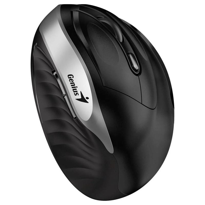 Фото-1 Беспроводная мышь Genius Ergo 8250S, вид спереди-слева сверху; чёрный вертикальный корпус с серебристой вставкой Genius, рифлёным колесом прокрутки, кнопкой над колесом и двумя боковыми кнопками, слева выраженная волнистая текстура зоны хвата; изображение показывает эргономичную форму и органы управления модели.