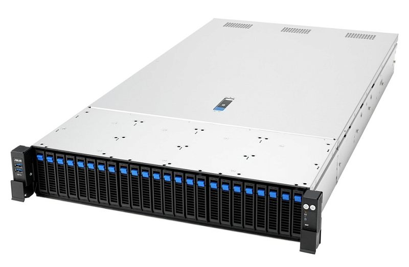 Фото-1 Серверная платформа ASUS RS720A-E13 RS24G, вид спереди под углом: 2U серебристый корпус, чёрная передняя панель с рядом корзин 2,5" с синими фиксаторами и стойковые уши; помогает визуально проверить компоновку фронтальных отсеков для накопителей на странице модели.