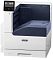 Фото-2 Светодиодный принтер Xerox VersaLink C7000, ракурс спереди слева; виден сенсорный экран на отдельной стойке, тёмно‑синяя верхняя часть с выходным лотком, белый нижний корпус; студийный фон &mdash; помогает оценить внешний вид и расположение панели управления на странице товара.