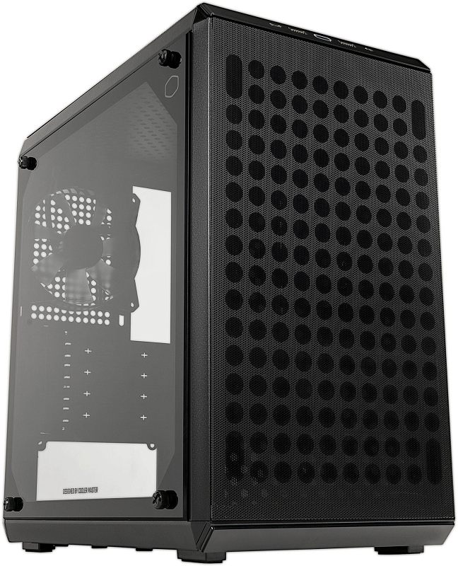 Фото-1 Корпус Cooler Master MasterBox Q300L V2, чёрный — вид спереди-сбоку; крупная перфорация на фронтальной панели и прозрачная боковая панель на винтах, внутри виден задний вентилятор; важно для оценки притока воздуха и обзорности сборки.