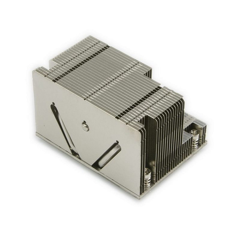 Фото-1 Радиатор CPU Supermicro SNK-P0048PSC, ракурс 3/4 сверху: серебристые ребра с боковыми вырезами, пружинные винты крепления и выступающая площадка основания. Белый фон — демонстрация конструкции радиатора для установки на процессор.