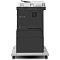 Фото-3 МФУ HP LaserJet Enterprise M725z A3, вид сбоку; видны боковые вентиляционные решётки, панели корпуса, верхний автоподатчик и основание на колёсах; изображение на белом фоне важно для страницы МФУ, чтобы оценить боковой профиль и конструкцию корпуса.