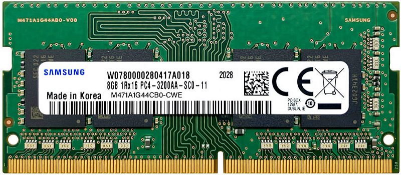 Фото-1 Модуль памяти Samsung M471A1G44CB0-CWE, вид спереди крупным планом. Зелёная плата SO-DIMM, белая наклейка Samsung по центру, чёрные микросхемы по краям и короткая контактная гребёнка ноутбучного формата. Для страницы памяти это важно, потому что видно форм-фактор SO-DIMM и заводскую маркировку.