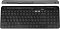 Фото-8 Клавиатура Logitech K580 920-009208, нижняя панель крупным планом: чёрное основание, сервисная наклейка с моделью K580 и сертификационной маркировкой, рядом длинная резиновая ножка; изображение на светлом фоне для карточки товара, показывает заводскую маркировку и опорный элемент на обратной стороне.