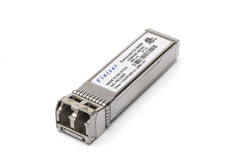Фото-1 Трансивер Finisar FTLX8574D3BCL, вид спереди под углом: серебристый SFP+-модуль с открытым оптическим портом, рёбрами у основания и белой наклейкой на корпусе, на белом фоне для страницы товара и идентификации модели.