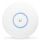 Фото-2 Точка доступа Ubiquiti UniFi UAP‑AC‑PRO &mdash; вид сверху: белый круглый корпус с центральной вставкой и синим кольцом индикатора вокруг логотипа U; важно для визуального сравнения модели на странице товара.