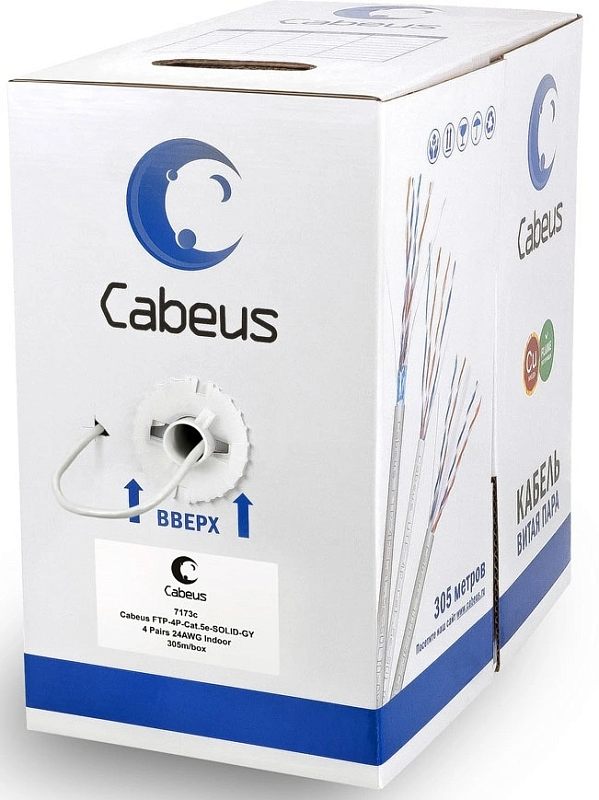 Фото-1 Кабель Cabeus FTP Cat 5e серый 305 м, упаковочная коробка в ракурсе спереди; бело-синяя коробка с логотипом Cabeus, круглым отверстием для вывода кабеля, стрелками и изображением витой пары на боковой панели; фото показывает формат поставки и маркировку товара для страницы кабеля.
