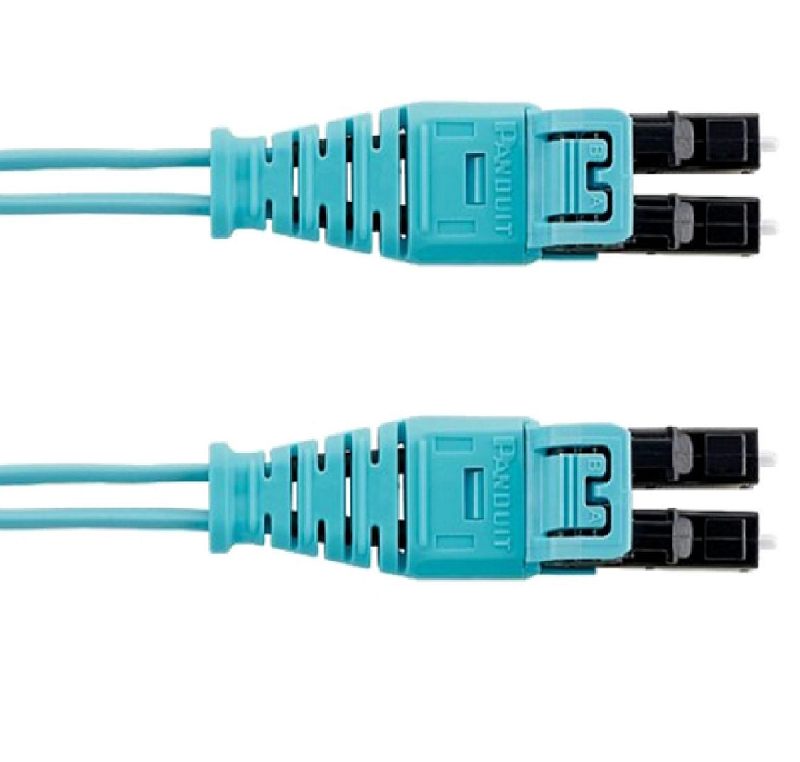 Фото-1 Оптический патч-корд Panduit MM 50/125 мкм FZ2ELQ1Q1SNM002, голубой, крупный план двух дуплексных коннекторов. На фото показаны аквамариновые корпуса с тиснением Panduit и чёрные наконечники в двух одинаковых сборках. Изображение помогает рассмотреть форму коннекторов, что важно для страницы товара.