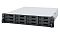 Фото-2 Сетевое хранилище Synology RackStation RS2423, вид спереди под углом: серебристое шасси и чёрная лицевая панель с 12 лотками, видны крепёжные элементы для стойки и ручка/упор справа. Фото важно для страницы — помогает оценить ориентацию устройства при установке в шкаф.