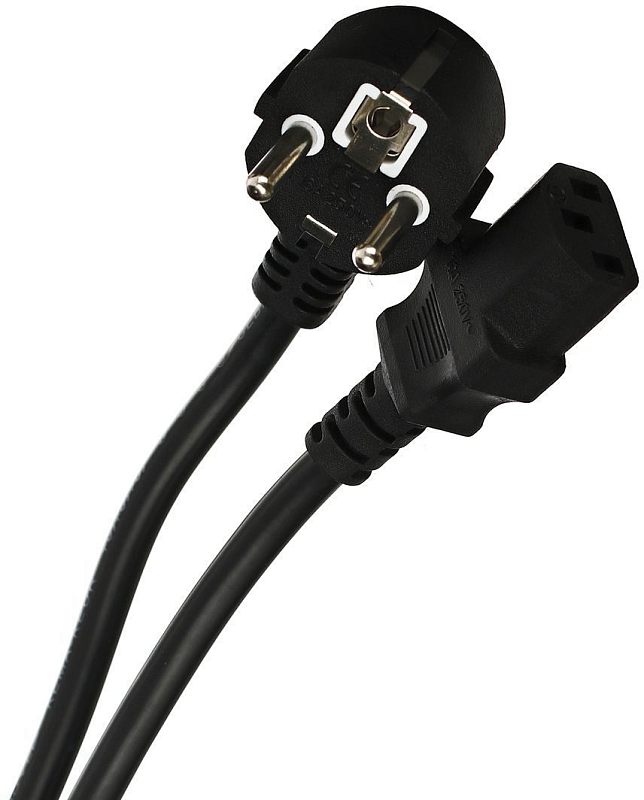 Фото-1 Кабель питания VCOM CE021, Schuko ↔ IEC 320 C13, 1,8 м — крупный план: чёрная вилка Schuko с заземляющим контактом и разъём IEC C13 с прямоугольным корпусом, видны рифлёные вводы кабеля; показывает типы разъёмов для подключения устройства с IEC C13 к сети.
