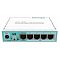 Фото-2 Маршрутизатор MikroTik hEX RB750Gr3 — фронтальный крупный план; пять портов Ethernet с маркировкой, рядом светодиодные индикаторы и гнездо питания; белый корпус, фото на белом фоне помогает оценить схему портов на странице товара.