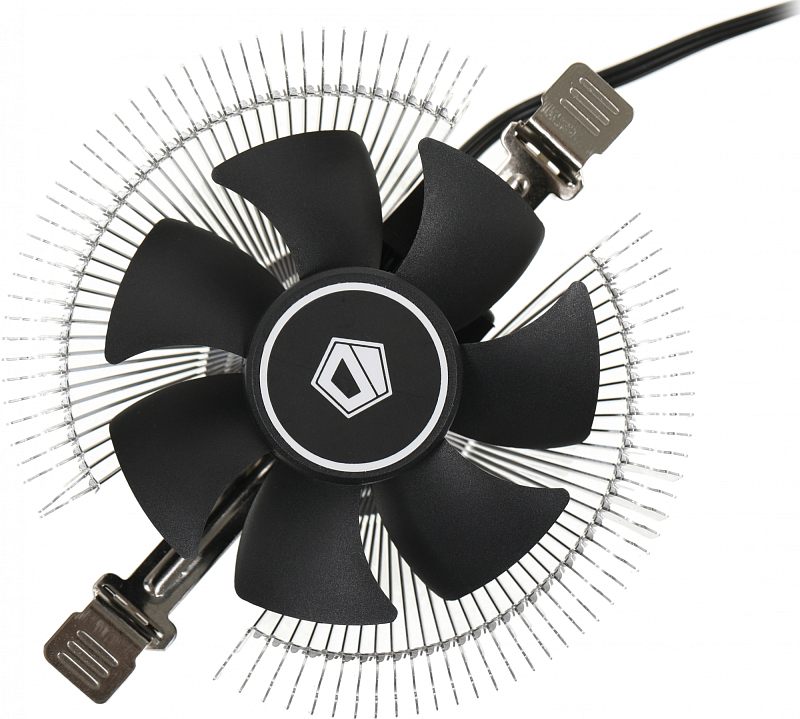 Фото-1 Кулер для процессора ID-COOLING DK-01S, вид сверху: чёрный вентилятор и круговой радиатор с серебристыми рёбрами, видны две металлические прижимные скобы по диагонали; фото на белом фоне для визуальной идентификации модели.