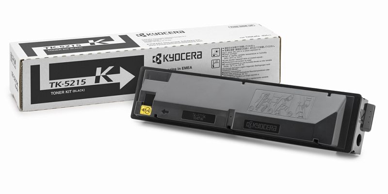 Фото-1 Картридж Kyocera TK-5215K 1T02R60NL0, комплект с упаковкой на белом фоне; спереди лежит чёрный тонер-картридж с рельефной схемой установки и боковой ручкой, сзади расположена коробка с маркировкой TK-5215 K; фото важно для страницы товара, потому что показывает сам картридж и фирменную упаковку.