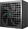 Фото-1 Блок питания DeepCool PN1200M, вид спереди и сбоку под углом: чёрный корпус с крупной квадратной решёткой вентилятора на фронтальной панели, справа гладкая боковина с бирюзовым логотипом; для страницы товара важно, потому что видно общий внешний вид корпуса и лицевую панель охлаждения.