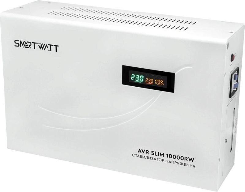 Фото-1 Стабилизатор напряжения SmartWatt AVR Slim 10000RW, вид спереди под углом: белый корпус с верхними вентиляционными прорезями, чёрное окно дисплея с индикацией, справа боковая панель с автоматами/элементами управления; на белом фоне для понимания размещения вентиляции и защитных элементов на странице товара.