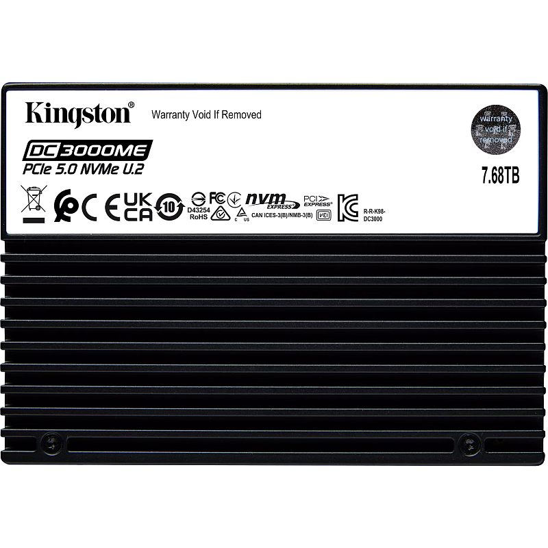 Фото-1 SSD Kingston DC3000ME 2.5 15 mm 7.68TB, фронтальный вид. На фото чёрный корпус с продольными рёбрами охлаждения и белой верхней наклейкой, видны логотип Kingston, серия DC3000ME и ёмкость 7.68TB. Изображение на белом фоне показывает лицевую маркировку и ребристую поверхность корпуса для идентификации модели на странице товара.