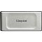 Фото-2 Внешний SSD Kingston XS2000 2 ТБ &mdash; крупный план лицевой стороны: серебристая металлическая панель с логотипом Kingston и чёрной рамкой по контуру на белом фоне; показывает фактуру и маркировку корпуса.