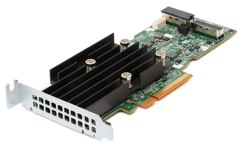 Фото-1 RAID-контроллер Dell PERC H755 (405-AAxt), вид под углом: PCIe-карта с высоким чёрным ребристым радиатором и вентиляционной планкой, на торце видны внутренние разъёмы и контактная колодка, на белом фоне; показывает форм-фактор и расположение интерфейсов для установки в сервер.