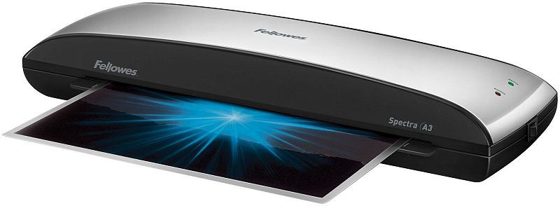 Фото-1 Ламинатор Fellowes Spectra A3 (FS-57383), вид спереди справа под углом; чёрный корпус с серебристой крышкой, справа индикаторы Ready/Power и переключатель, из выходного слота выходит ламинируемый лист; студийное фото показывает работу устройства и расположение индикаторов.